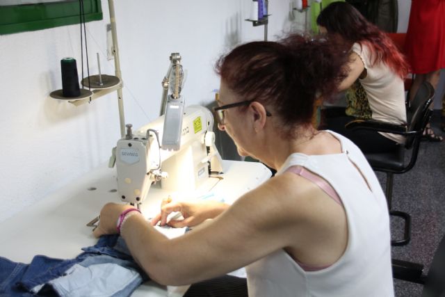 Una docena de alumnos se inicia en la costura con el proyecto 