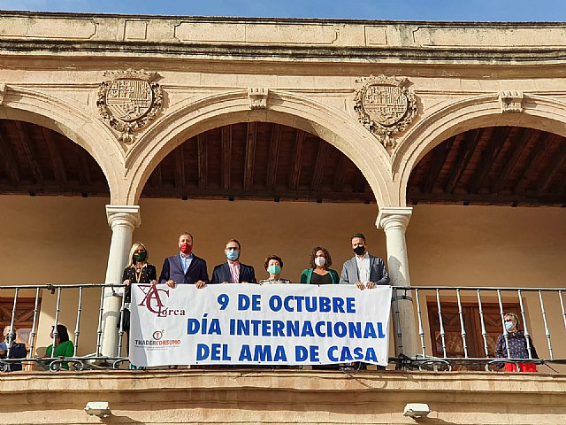 Lorca conmemora el Día de las Amas de Casa con la colocación de una pancarta en el balcón del Ayuntamiento - 1, Foto 1