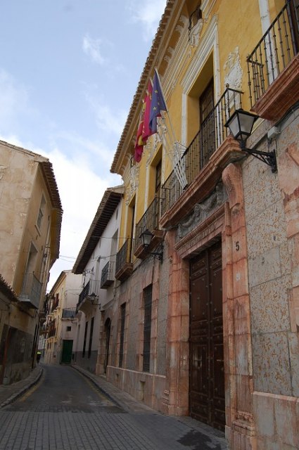 La alcaldesa anima a los cehegineros a lucir el 12 de octubre, Día de la Fiesta Nacional, la Bandera de España en ventanas y balcones - 1, Foto 1
