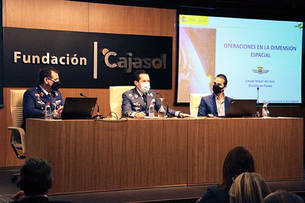 Conferencia en la Fundación Cajasol en la que se mostró la contribución del Ejército del Aire al sector aeroespacial - 1, Foto 1