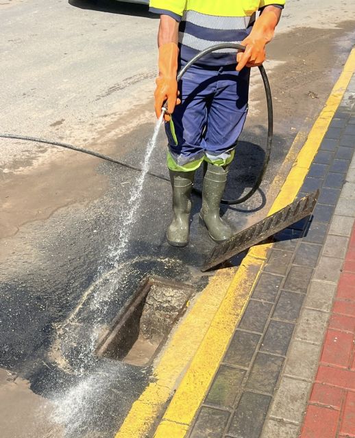 Concluyen los trabajos de limpieza de imbornales de la localidad ante la previsión de lluvias - 1, Foto 1