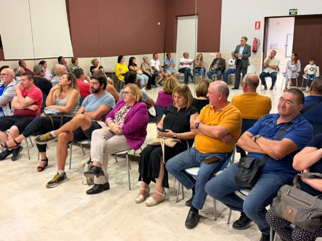 El PSOE se reúne con los vecinos de Rincón de Villanueva para abordar la falta de saneamiento en la zona - 1, Foto 1