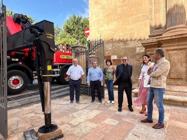 El alcalde de Lorca supervisa la última actuación de mantenimiento de la fachada de la antigua Colegiata de San Patricio - 2, Foto 2