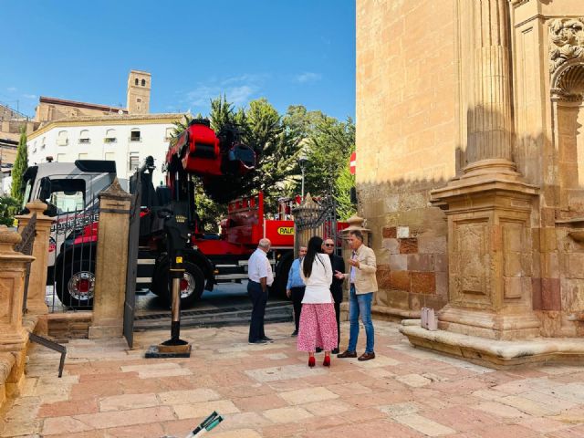 El alcalde de Lorca supervisa la última actuación de mantenimiento de la fachada de la antigua Colegiata de San Patricio - 4, Foto 4