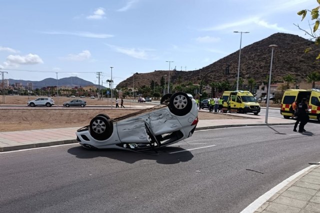 Agentes de Policía Local colaboran en el rescate del conductor de una moto de agua en el Mar Menor - 2, Foto 2