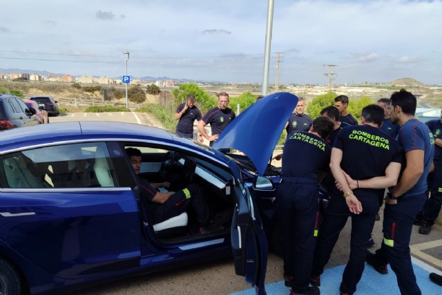 Bomberos del Ayuntamiento de Cartagena se adiestran para apagar incendios en coches eléctricos - 1, Foto 1