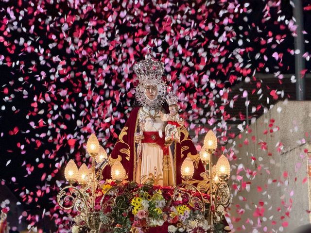 Archena se vuelca con la Fuensanta y le entrega el Escudo de Oro como el abrazo de todos los archeneros - 4, Foto 4