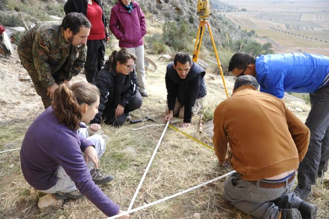 Un grupo de arqueólogos está llevando a cabo excavaciones en el Abrigo del Monje - 1, Foto 1