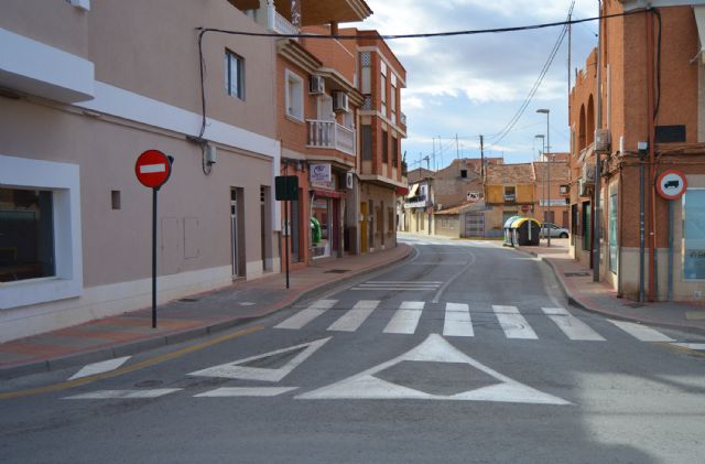La señalización horizontal de la avenida Reyes Católicos, renovada para reforzar la seguridad vial - 1, Foto 1