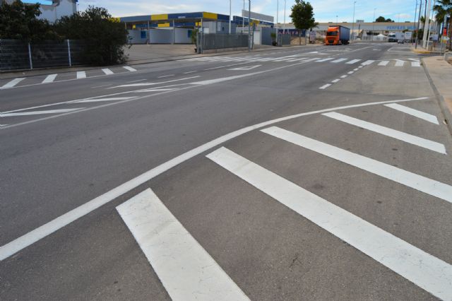 La señalización horizontal de la avenida Reyes Católicos, renovada para reforzar la seguridad vial - 5, Foto 5