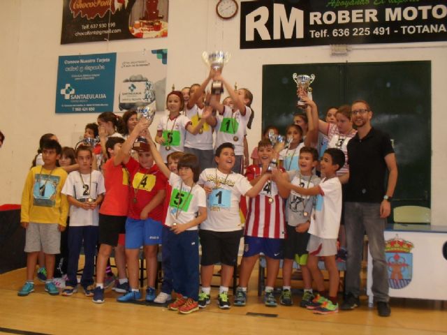 Un total de 80 escolares participaron en la Fase Local de Jugando al atletismo benjamín de Deporte escolar, organizada por la Concejalía de Deportes, Foto 9