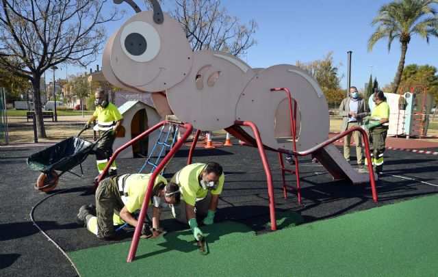 El Ayuntamiento de Murcia instala y sustituye más de 60.000 metros cuadrados de suelo antimpacto - 2, Foto 2