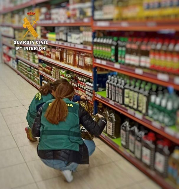 La Guardia Civil desmantela un grupo criminal especializado en cometer estafas en la compra de productos comestibles a empresas de este sector - 1, Foto 1