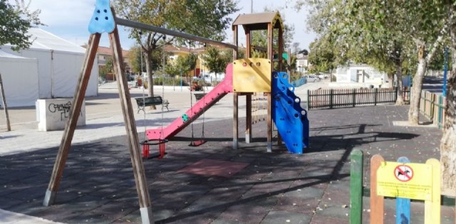 Abiertas las zonas recreativas infantiles de varios parques y jardines del casco urbano tras recibir una serie de reparaciones en el pavimento y el mobiliario