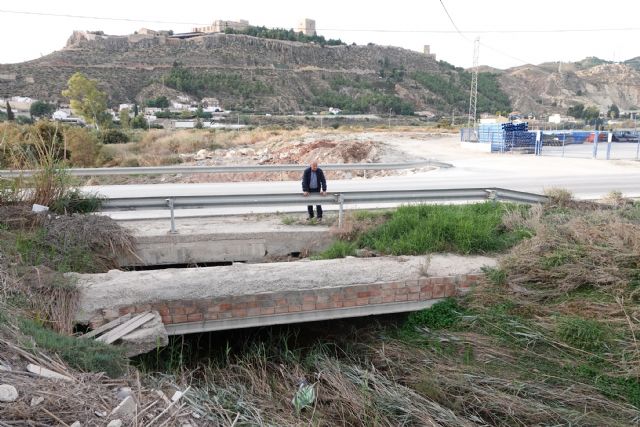 Dos de las ramblas principales que desembocan en el Guadalentín, la Rambla Salada y la de Los 17 Arcos, lo siguen haciendo a través de embudos peligrosos para personas y propiedades - 1, Foto 1
