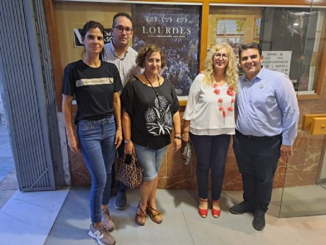 La proyección solidaria de la película “Lourdes” en Alhama de Murcia, permitió recaudar 635 euros para D´Genes - 1, Foto 1