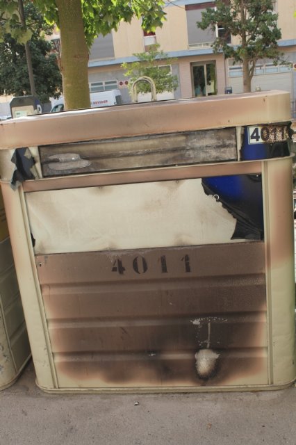Identifican al autor del incendio de un contenedor de reciclaje de papel en la avenida Rambla de La Santa, Foto 2