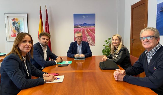 La Alcaldesa de Cehegín se reúne con el Consejero de Sanidad para impulsar la ampliación del Centro de Salud - 1, Foto 1