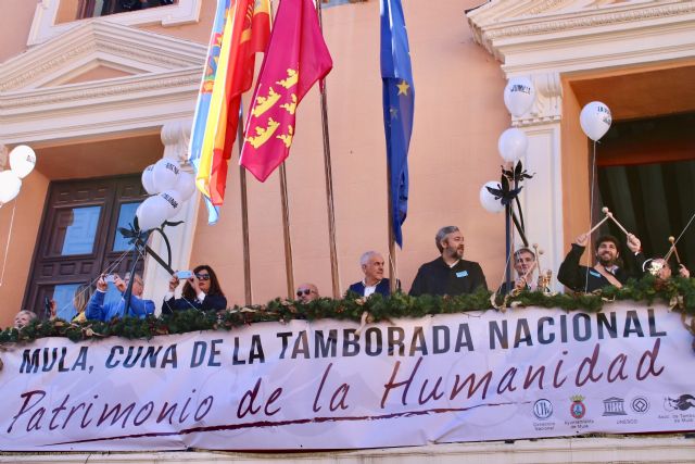 El presidente de la Comunidad participa en la tamborada para celebrar la declaración como Patrimonio Cultural Inmaterial de la Humanidad - 1, Foto 1