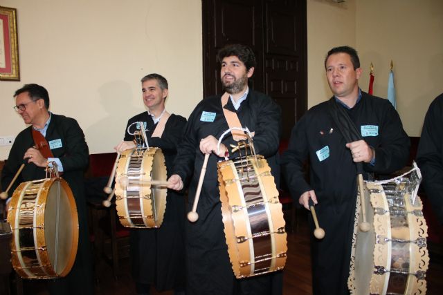 El presidente de la Comunidad participa en la tamborada para celebrar la declaración como Patrimonio Cultural Inmaterial de la Humanidad - 2, Foto 2