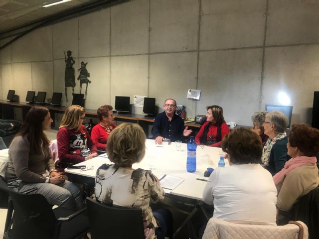 El Club de lectura fácil recibe la visita del escritor e inspector de policía, Juan García Juanin - 1, Foto 1