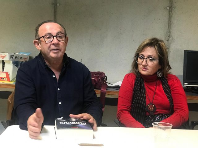 El Club de lectura fácil recibe la visita del escritor e inspector de policía, Juan García Juanin - 3, Foto 3