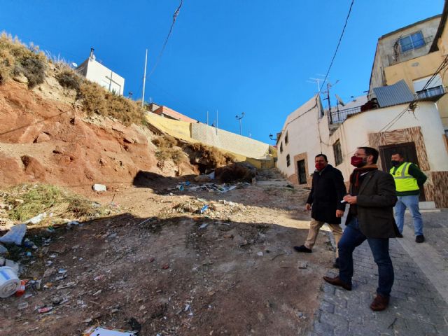 El Ayuntamiento de Lorca inicia la limpieza de varios solares del barrio de San Cristóbal que, durante los últimos años, han ido acumulando gran cantidad de basura - 1, Foto 1