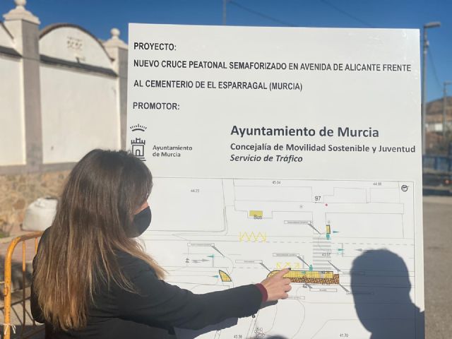 La instalación de un nuevo paso de peatones semaforizado mejorará la seguridad vial en las inmediaciones del cementerio de El Esparragal - 1, Foto 1