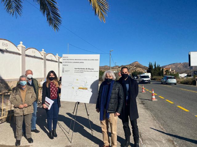 La instalación de un nuevo paso de peatones semaforizado mejorará la seguridad vial en las inmediaciones del cementerio de El Esparragal - 2, Foto 2