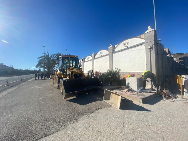 La instalación de un nuevo paso de peatones semaforizado mejorará la seguridad vial en las inmediaciones del cementerio de El Esparragal - 3, Foto 3