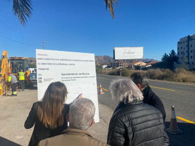 La instalación de un nuevo paso de peatones semaforizado mejorará la seguridad vial en las inmediaciones del cementerio de El Esparragal - 4, Foto 4