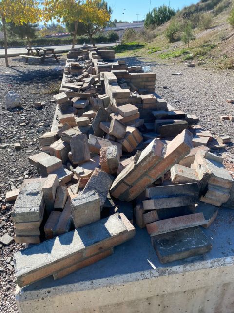 El Ayuntamiento de Lorca pide la colaboración ciudadana para identificar a los individuos que han destrozado las instalaciones de las cocinas de La Viña - 1, Foto 1