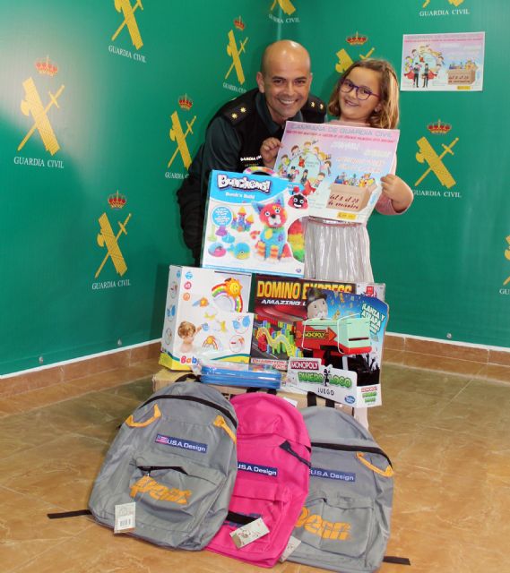 La Guardia Civil de Murcia culmina la campaña en beneficio de los afectados por el volcán de La Palma, con la recogida de 15.000 regalos solidarios - 1, Foto 1