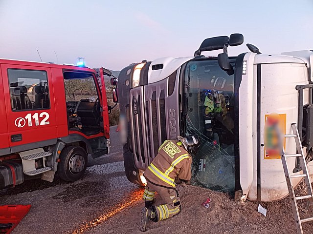 Trasladan al hospital a un camionero cuyo vehículo volcó, en Fuente Álamo - 1, Foto 1