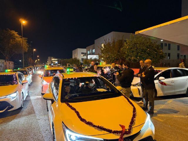 Los mayores de Murcia disfrutan de las luces de Navidad gracias al sector del taxi - 1, Foto 1