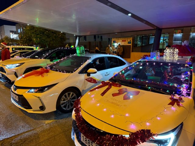 Los mayores de Murcia disfrutan de las luces de Navidad gracias al sector del taxi - 2, Foto 2