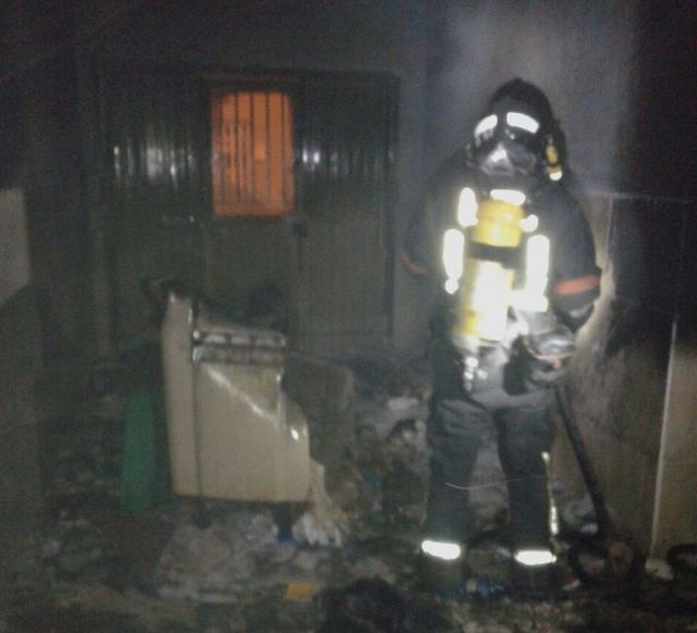 Bomberos de Cartagena sofocan un incendio en Pozo Estrecho - 1, Foto 1