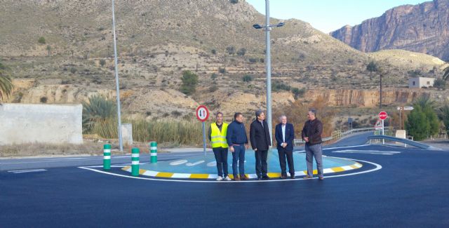 Fomento finaliza las obras de una semiglorieta en Ojós que facilita la parada y el acceso de autobuses al cementerio municipal - 1, Foto 1