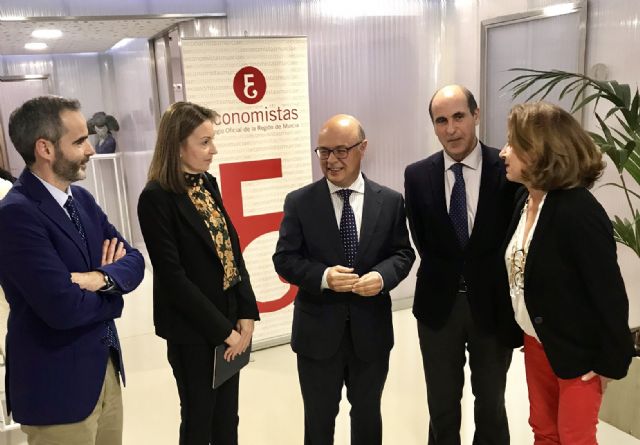 El consejero de Hacienda presenta los presupuestos de la Comunidad al Colegio de Economistas - 1, Foto 1