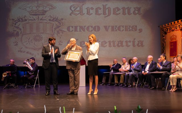 Antonio López Baeza, en el centro de la imagen, en compañía de la Alcaldesa y del Presidente de la Comunidad Autónoma, en un acto de reconocimiento a este sacerdote archenero., Foto 1