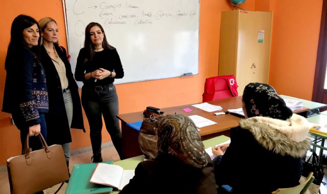 60 personas aprenden español para facilitar su integración en el municipio - 2, Foto 2