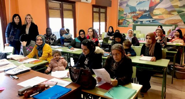 60 personas aprenden español para facilitar su integración en el municipio - 4, Foto 4