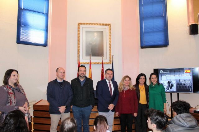El alcalde recibe a las representaciones de ocho centros, de diferentes países, dentro de uno de los programas Erasmus - 2, Foto 2