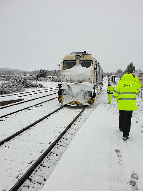 Adif y Renfe trabajan para poder restablecer algunas relaciones ferroviarias durante la jornada de hoy - 4, Foto 4