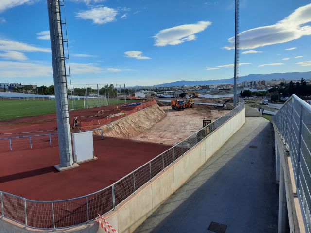 Avanzan las obras para reparar la pista de atletismo del polideportivo Manuel Ruiz Pérez de Alcantarilla - 1, Foto 1
