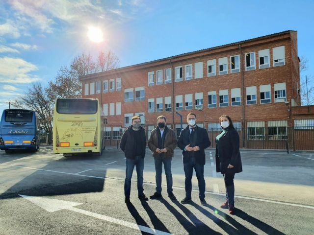 El Ayuntamiento de Lorca culmina las obras del nuevo aparcamiento del Colegio de Campillo y habilita 52 plazas para vehículos y 8 plazas para autobuses escolares - 2, Foto 2