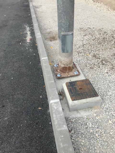El PSOE da por terminada la adecuación del aparcamiento del colegio de Campillo sin dotarlo de evacuación de pluviales y poniendo farolas viejas - 2, Foto 2