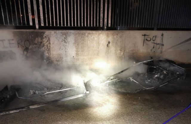 Las imprudencias por el depósito de brasas causan la quema de cuatro contenedores - 1, Foto 1