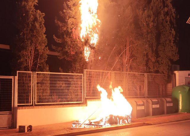Las imprudencias por el depósito de brasas causan la quema de cuatro contenedores - 3, Foto 3
