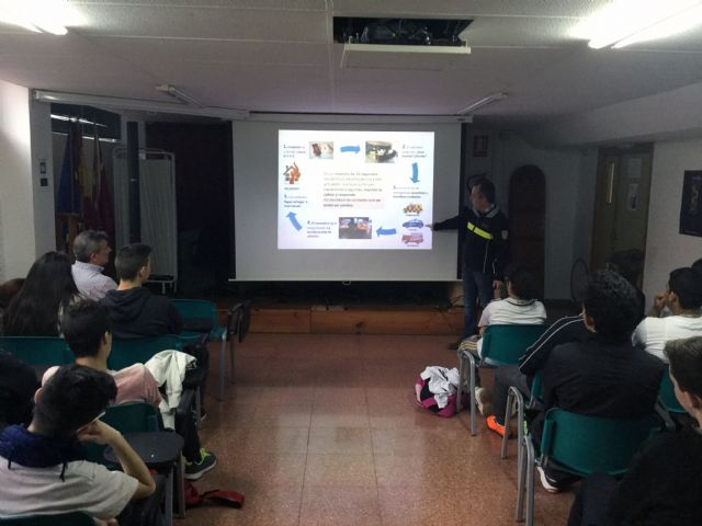 Charla a los alumnos del IES Ramón y Cajal con motivo del Día Europeo del 1-1-2 - 1, Foto 1